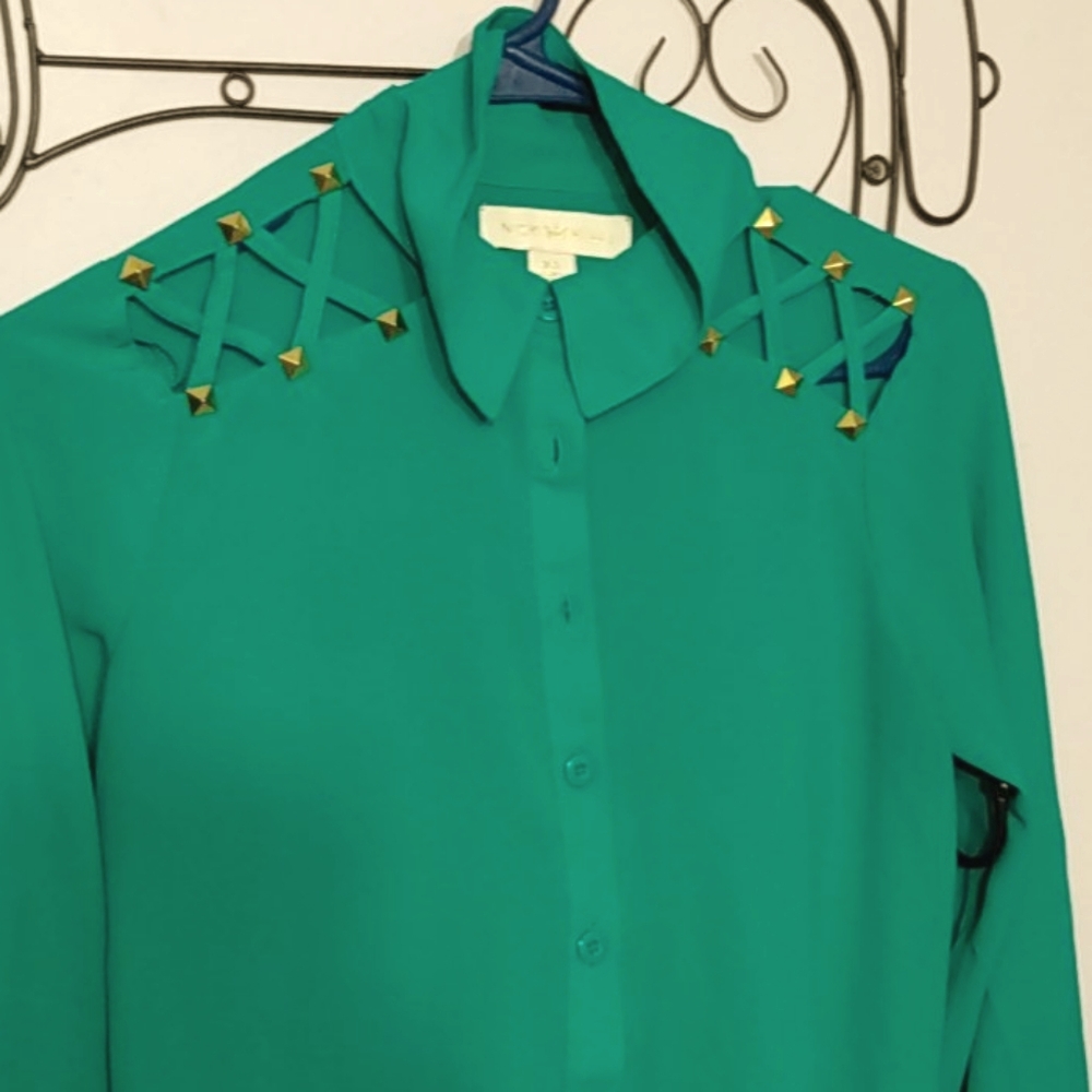 Button up dress shirt w details